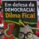 13mar2015---13mar2015---manifestantes-ergue-banner-em-que-se-pode-ler-em-defesa-da-democracia-dilma-fica-durante-ato-organizado-pela-cut-central-unica-de-trabalhadores